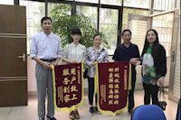 這兩面錦旗的背后，是對“群眾利益無小事”的堅(jiān)守